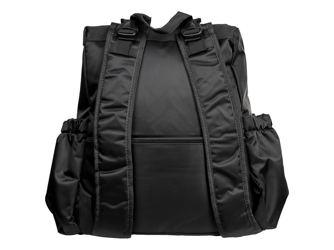 Mochila color negro con detalles acolchados en el frente y cierres metálicos en tono dorado.