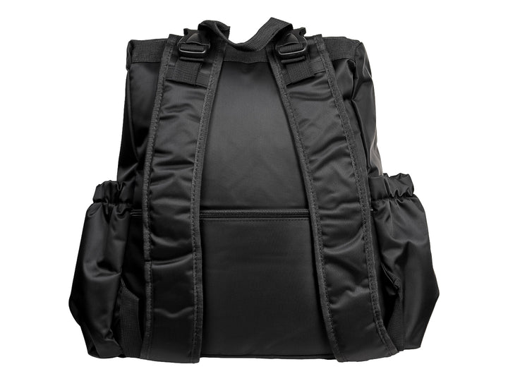 Mochila color negro con detalles acolchados en el frente y cierres metálicos en tono dorado.