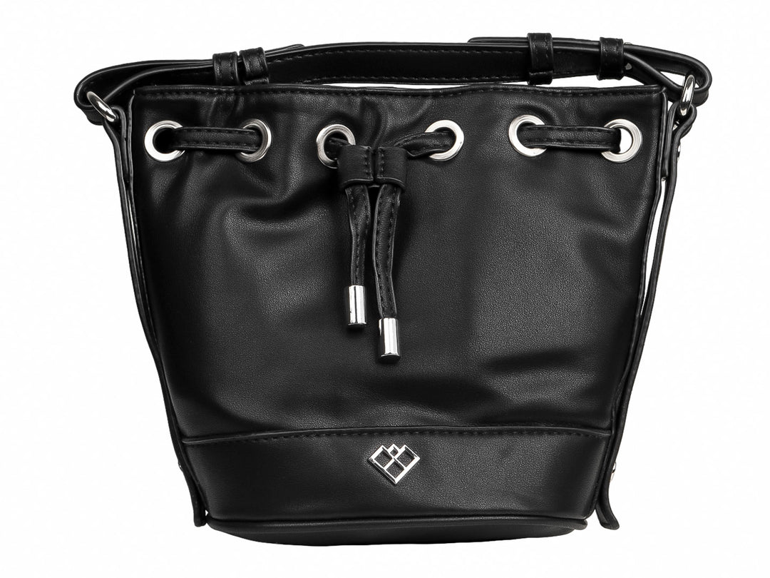 Bolso negro estilo cubo de la marca Carrier con cierre de cordón y detalles plateados.
