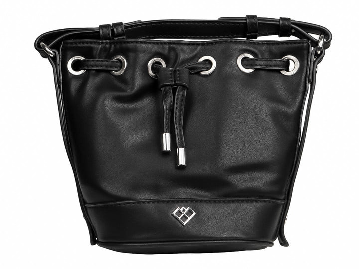 Bolso negro estilo cubo de la marca Carrier con cierre de cordón y detalles plateados.