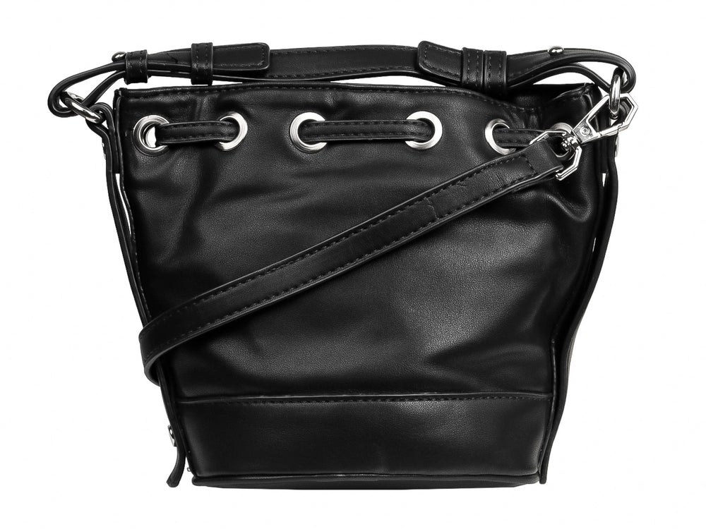 Bolso negro estilo cubo de la marca Carrier con cierre de cordón y detalles plateados.