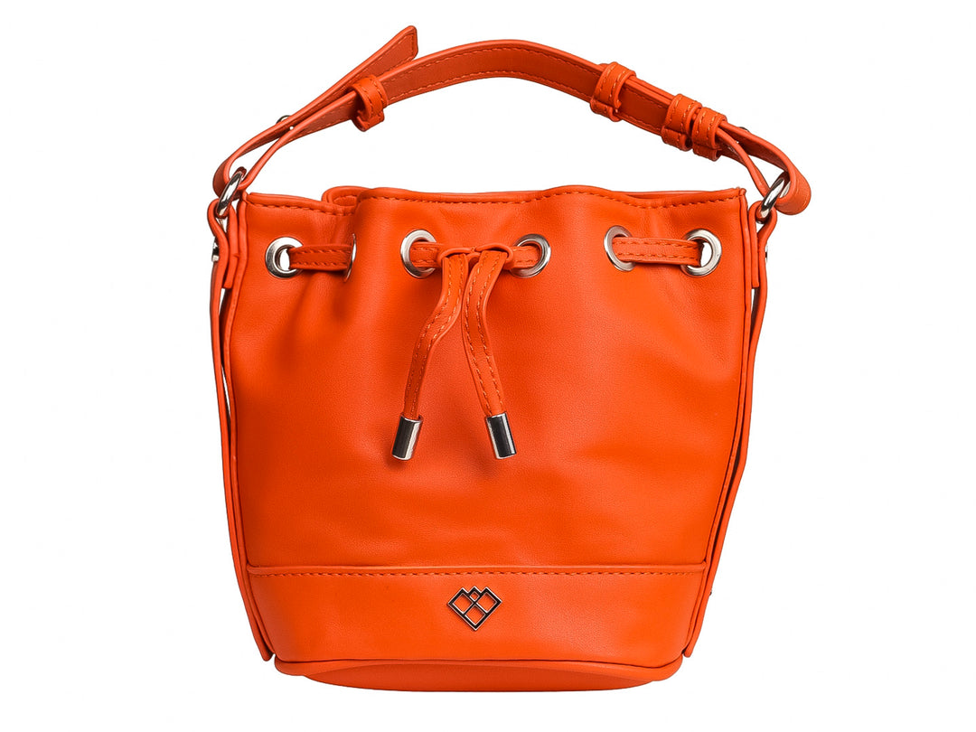Bolso color naranja marca Carrier con cierre de cordón y asa superior sobre fondo blanco.