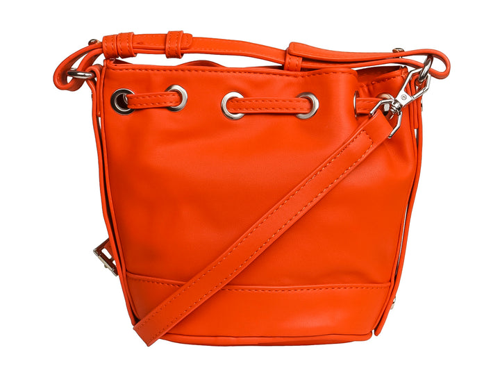 Bolso color naranja marca Carrier con cierre de cordón y asa superior sobre fondo blanco.