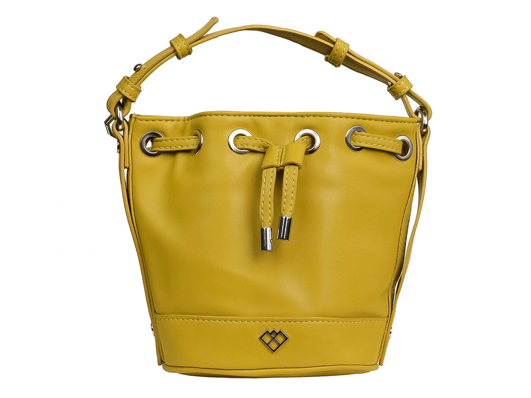 Bolso tipo bucket color amarillo con cierre de cordón y detalles metálicos plateados.