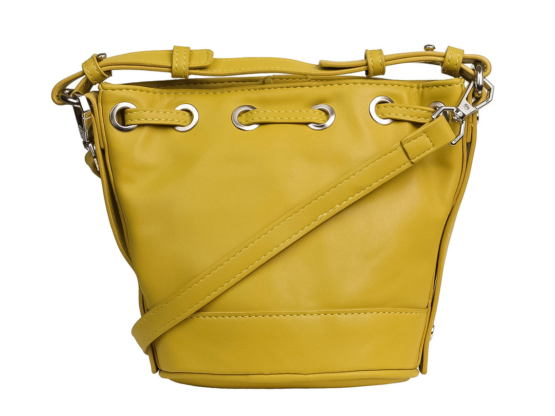 Bolso tipo bucket color amarillo con cierre de cordón y detalles metálicos plateados.