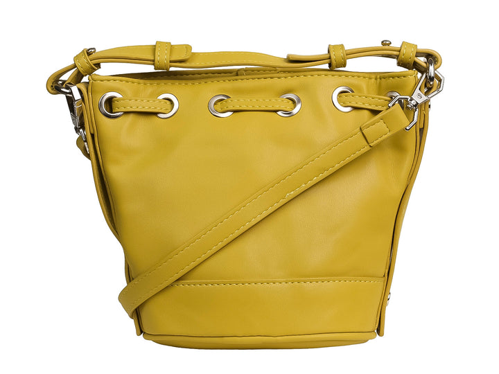 Bolso tipo bucket color amarillo con cierre de cordón y detalles metálicos plateados.