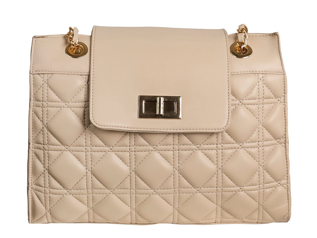 Bolso rectangular color gris con diseño acolchado, cierre dorado y correa de cadena.