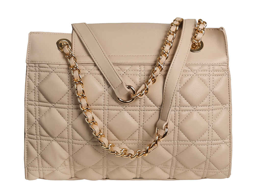 Bolso rectangular color gris con diseño acolchado, cierre dorado y correa de cadena.