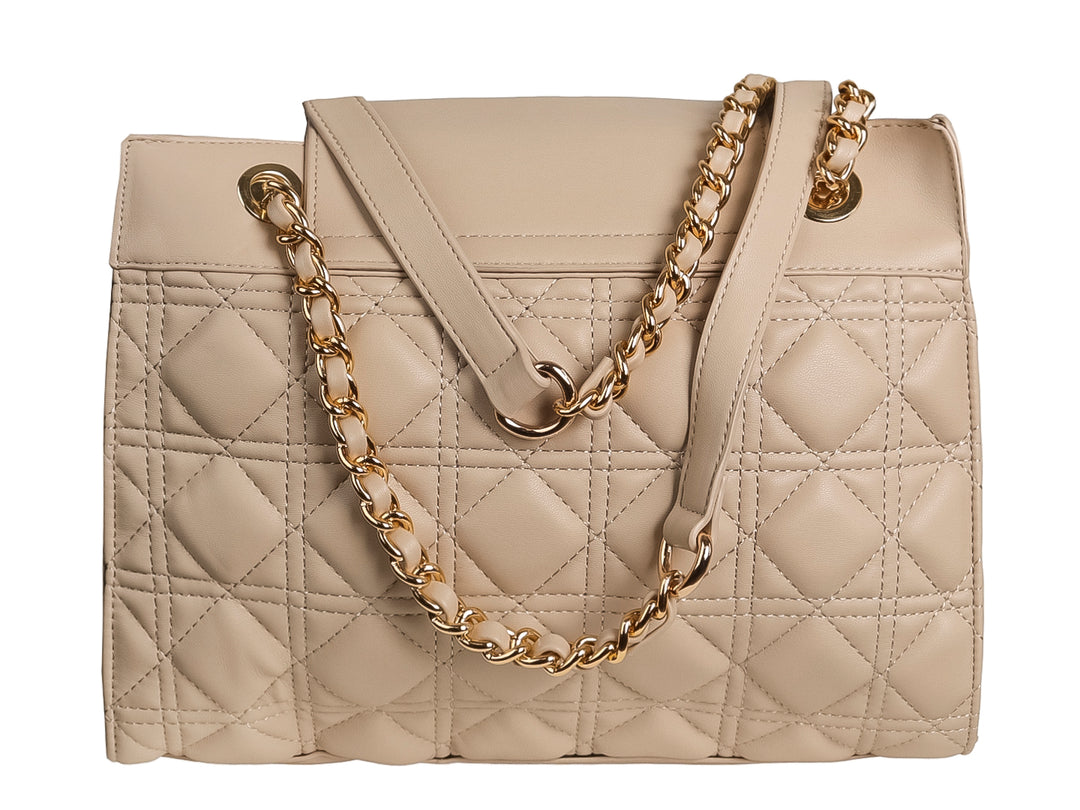 Bolso rectangular color gris con diseño acolchado, cierre dorado y correa de cadena.
