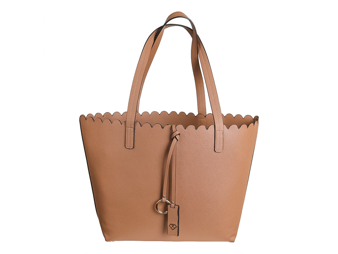 Bolso de hombro color tan con borde superior ondulado y asas largas.