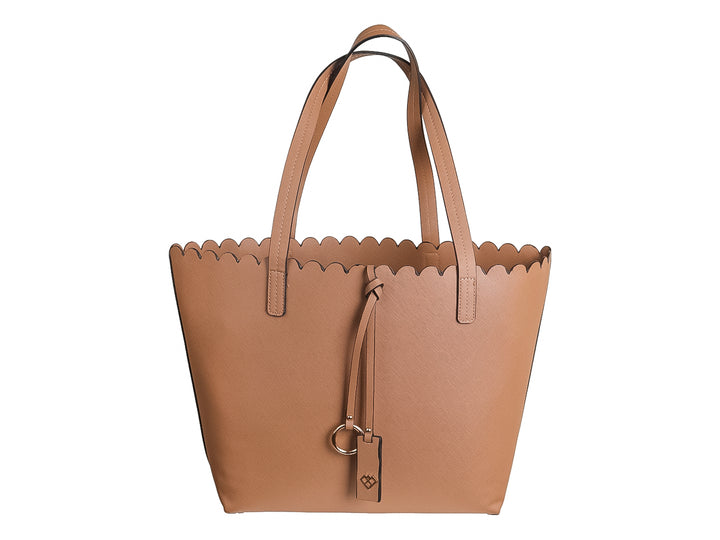 Bolso de hombro color tan con borde superior ondulado y asas largas.