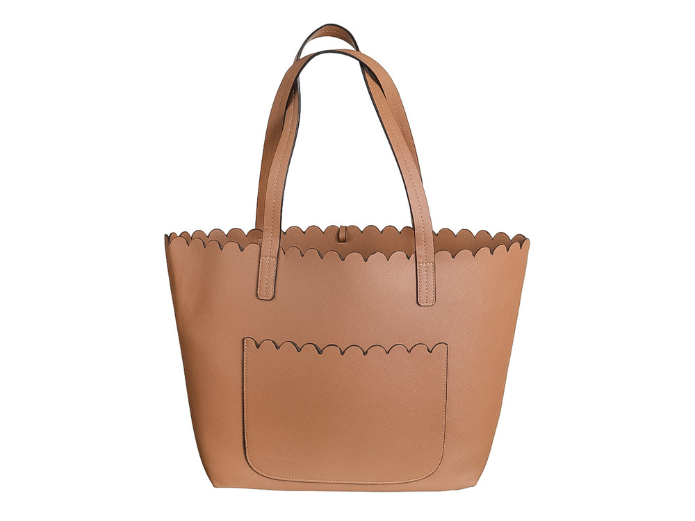 Bolso de hombro color tan con borde superior ondulado y asas largas.