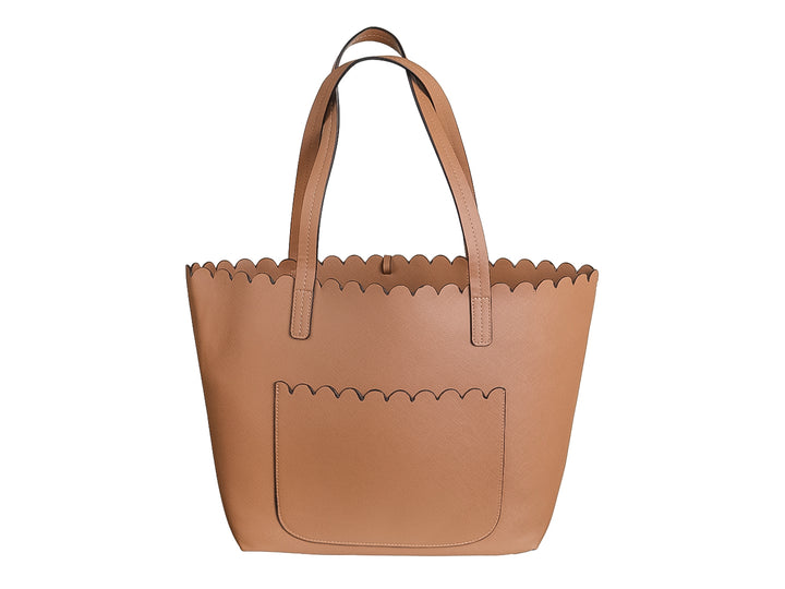 Bolso de hombro color tan con borde superior ondulado y asas largas.