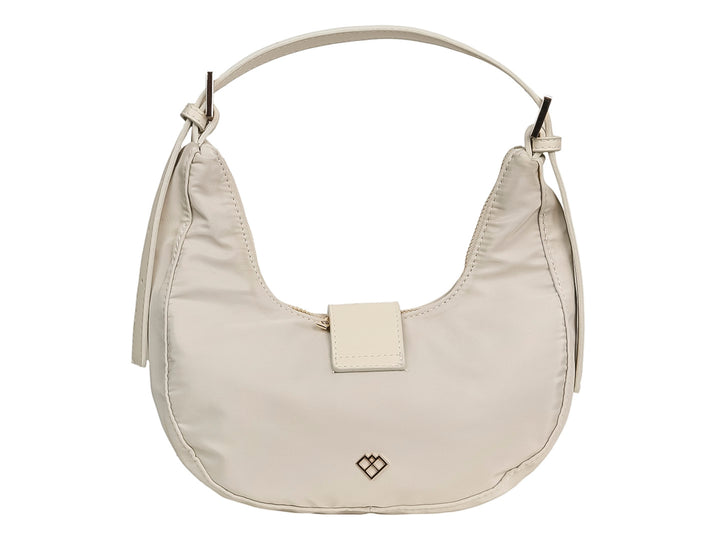 Bolsa de hombro color blanco con asa delgada y hebilla metálica dorada en el centro.