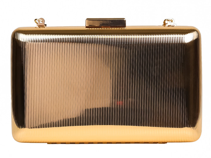 Bolso tipo clutch rígido en color dorado con textura estriada y cierre metálico superior.