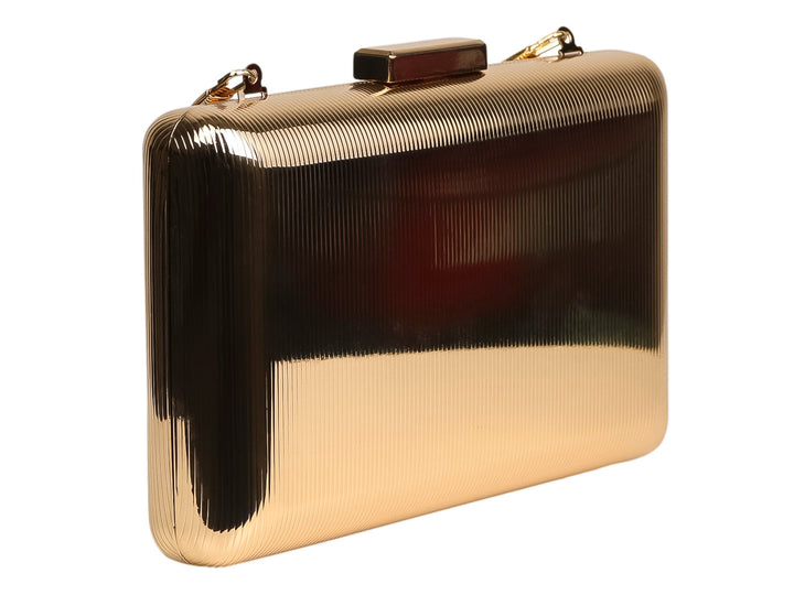 Bolso tipo clutch rígido en color dorado con textura estriada y cierre metálico superior.