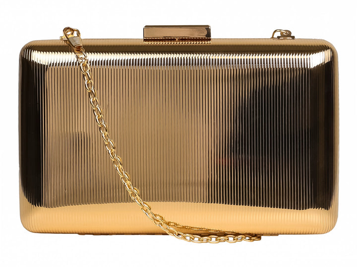 Bolso tipo clutch rígido en color dorado con textura estriada y cierre metálico superior.
