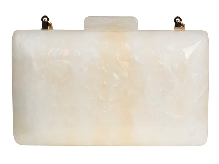 Bolso de mano rígido color blanco con efecto iridiscente y herrajes dorados.