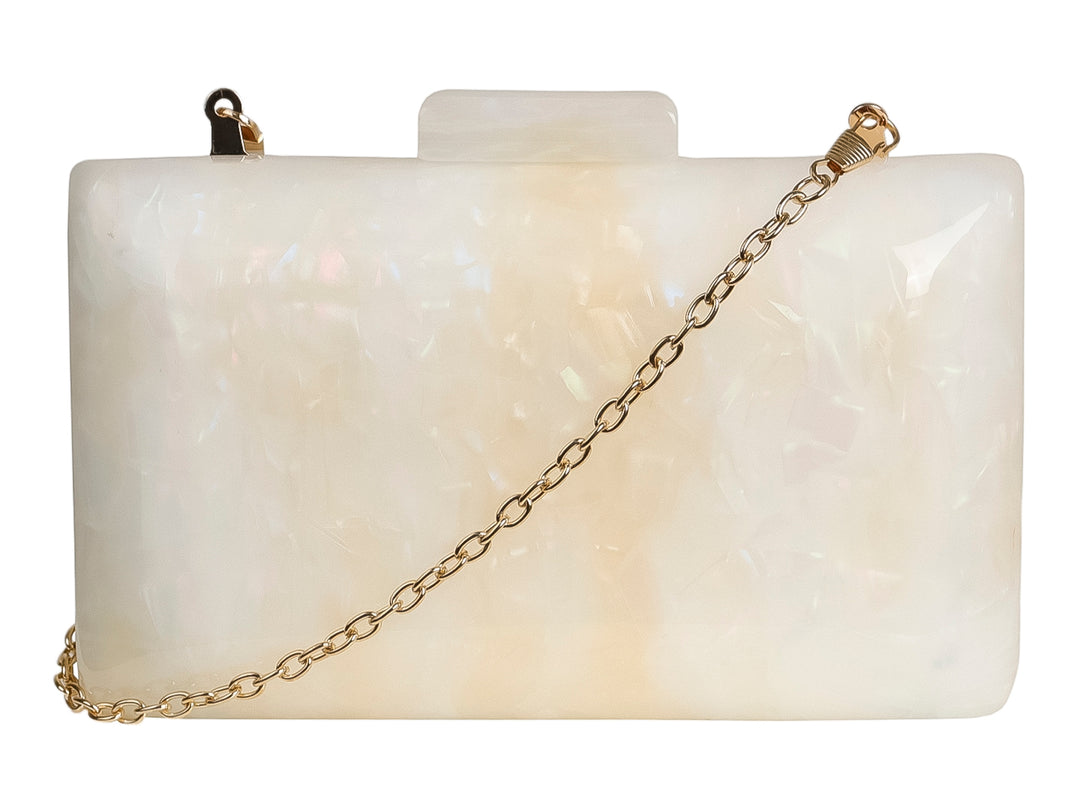 Bolso de mano rígido color blanco con efecto iridiscente y herrajes dorados.