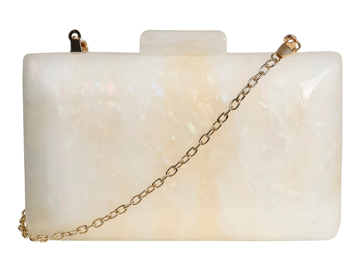 Bolso de mano rígido color blanco con efecto iridiscente y herrajes dorados.