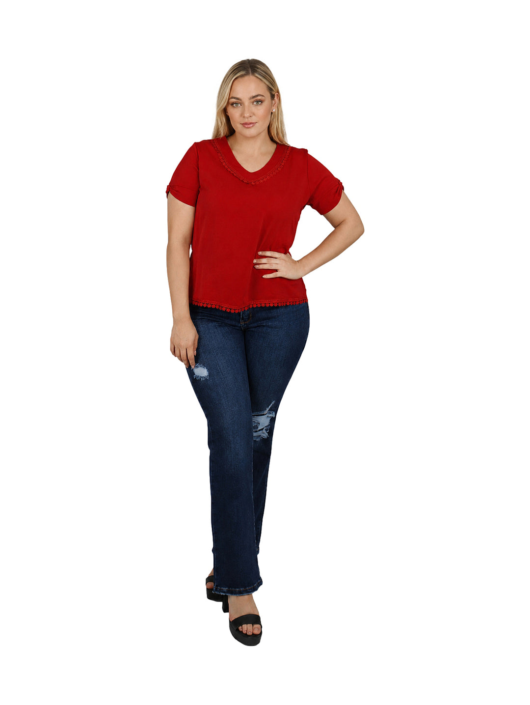 Mujer vistiendo blusa color rojo de manga corta con detalles decorativos en el cuello y el borde inferior.