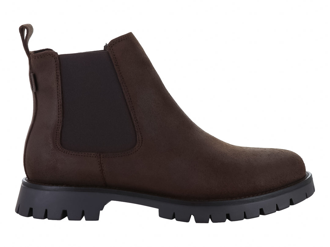 Bota corta color marrón con suela gruesa negra y panel elástico lateral.
