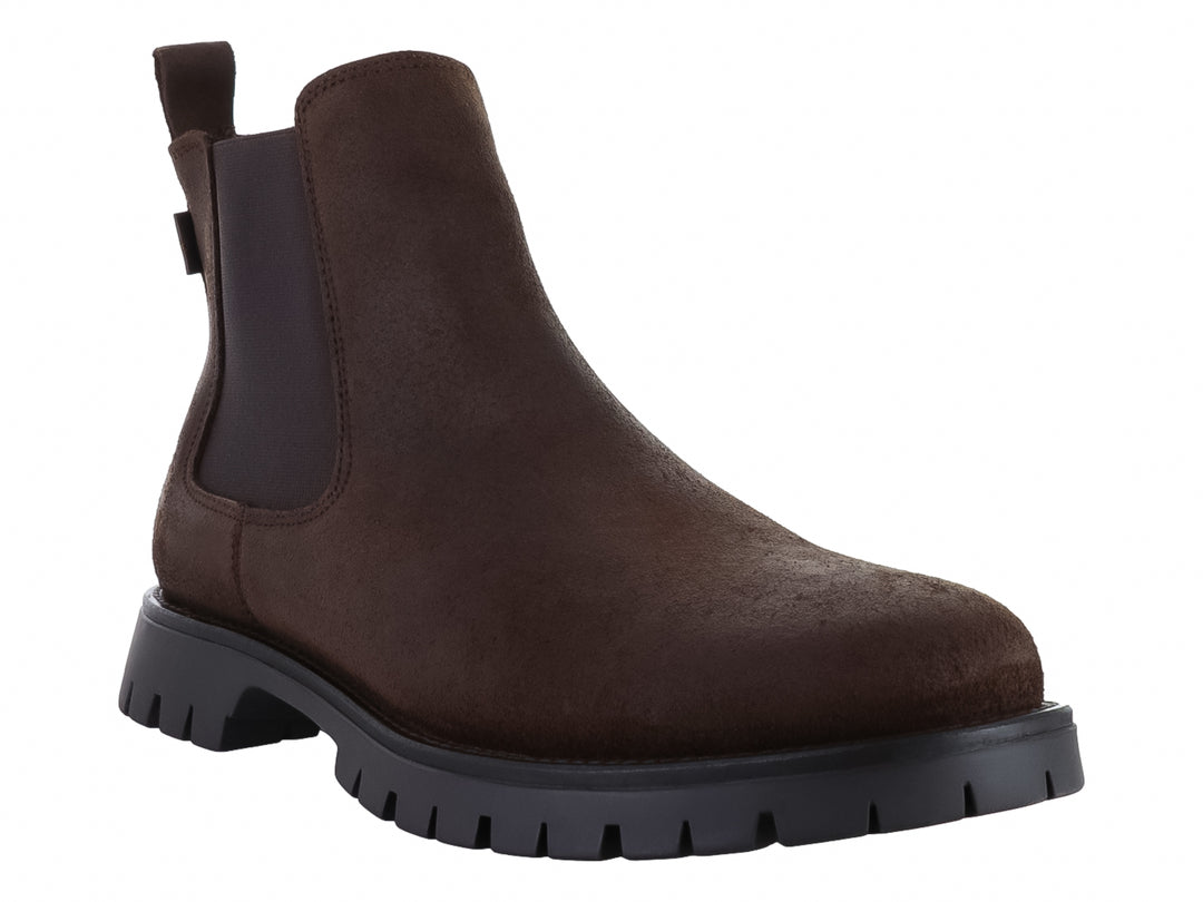 Bota corta color marrón con suela gruesa negra y panel elástico lateral.