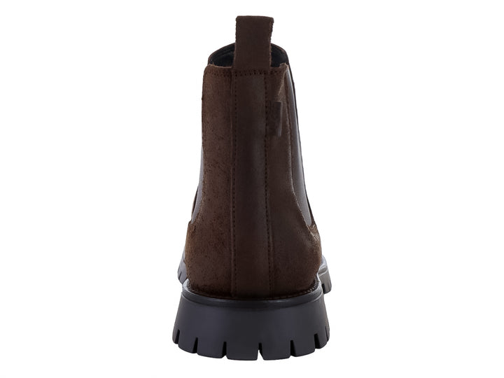 Bota corta color marrón con suela gruesa negra y panel elástico lateral.
