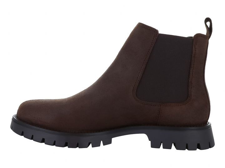 Bota corta color marrón con suela gruesa negra y panel elástico lateral.