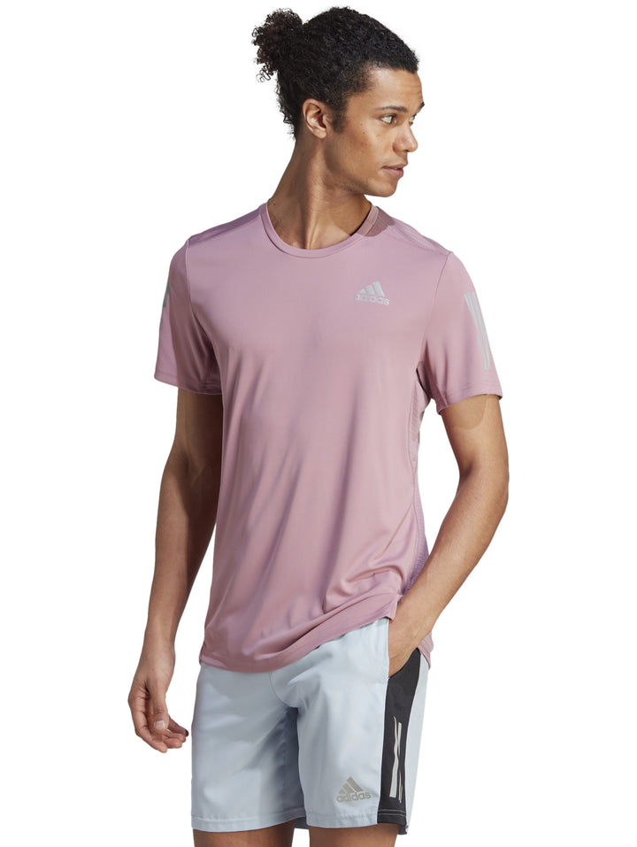 Camiseta deportiva Adidas de color morado claro con cuello redondo y manga corta.