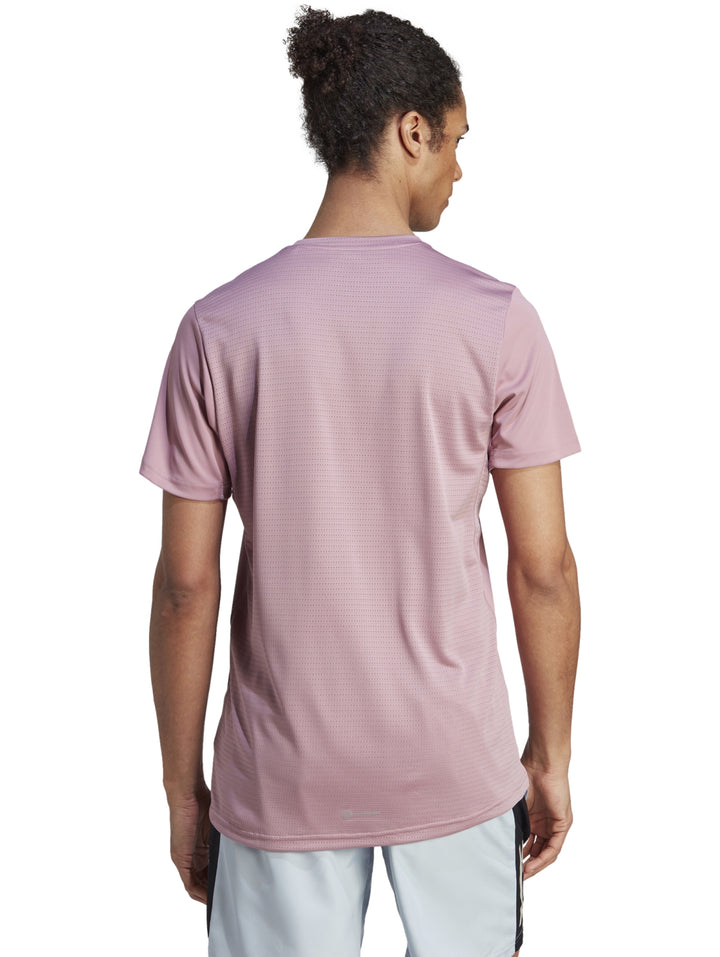 Camiseta deportiva Adidas de color morado claro con cuello redondo y manga corta.