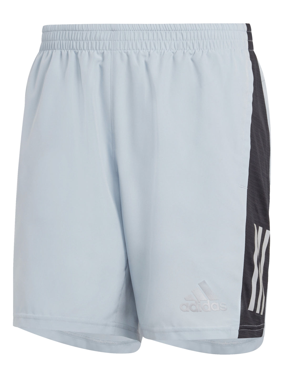 Hombre vistiendo shorts deportivos Adidas color azul claro con franjas negras laterales.