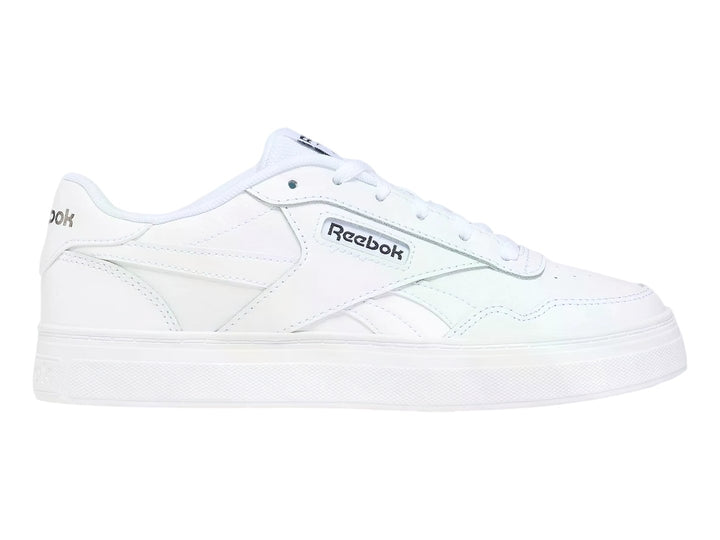 Tenis Reebok Court Advance Bold color blanco con logotipo negro, vista lateral.