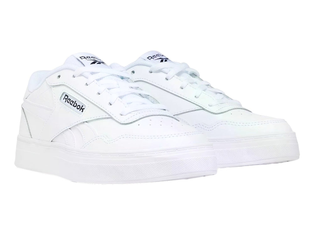 Tenis Reebok Court Advance Bold color blanco con logotipo negro, vista lateral.