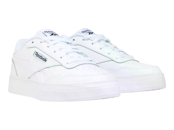 Tenis Reebok Court Advance Bold color blanco con logotipo negro, vista lateral.