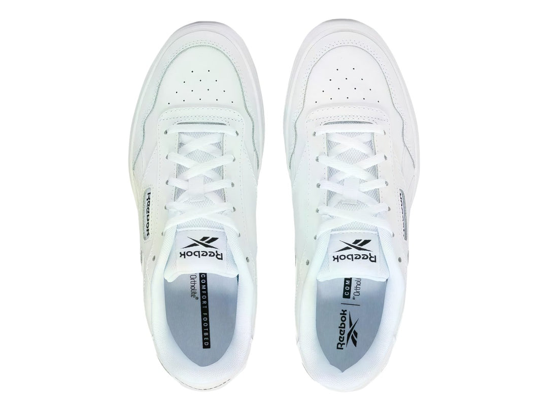 Tenis Reebok Court Advance Bold color blanco con logotipo negro, vista lateral.