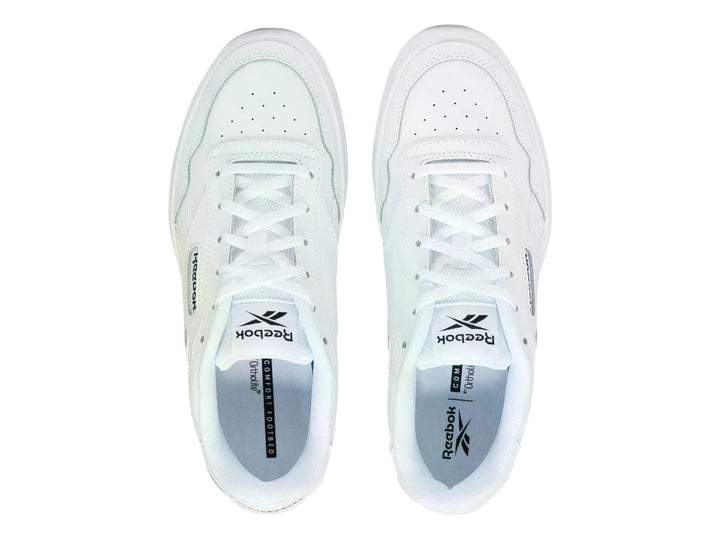 Tenis Reebok Court Advance Bold color blanco con logotipo negro, vista lateral.