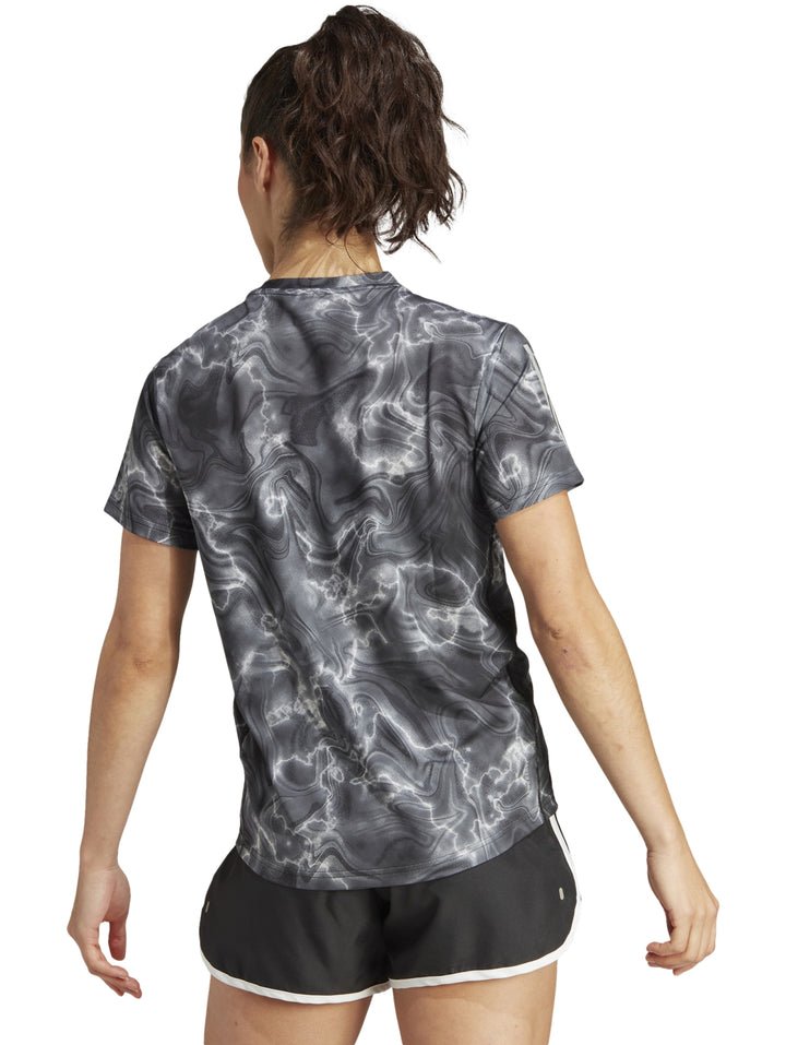 Camiseta deportiva Adidas de manga corta con estampado marmoleado en colores blanco, negro y gris.