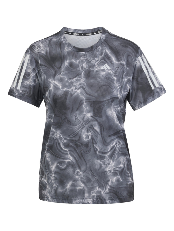 Camiseta deportiva Adidas de manga corta con estampado marmoleado en colores blanco, negro y gris.