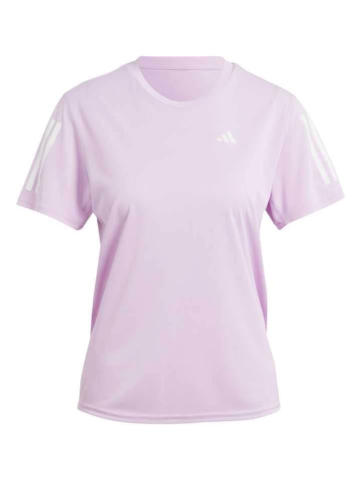 Mujer vistiendo camiseta deportiva Adidas color lila con detalles blancos en las mangas.