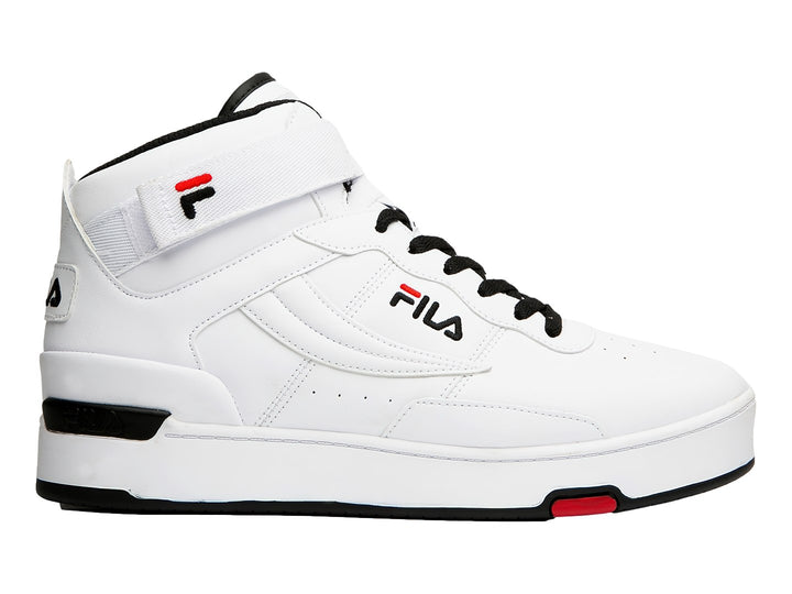 Tenis FILA blancos de corte alto con detalles en negro y rojo, cierre de agujetas y correa de velcro superior.