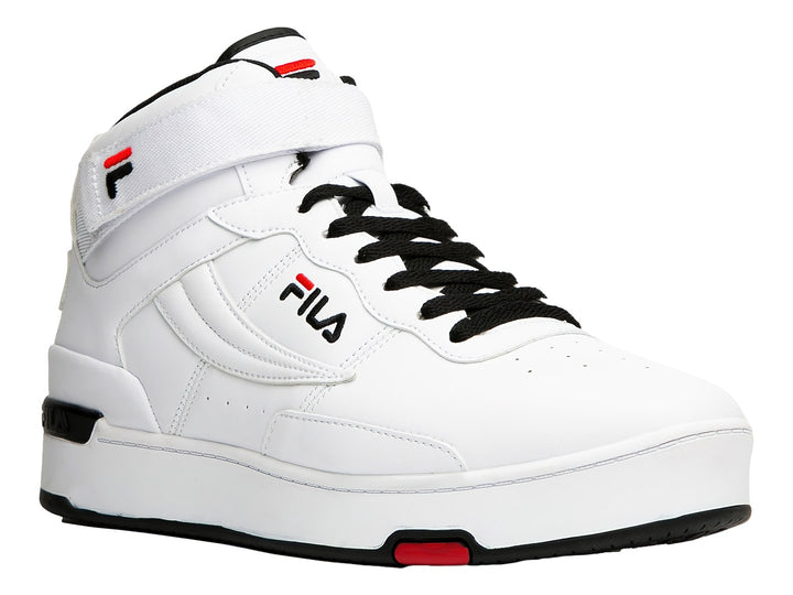 Tenis FILA blancos de corte alto con detalles en negro y rojo, cierre de agujetas y correa de velcro superior.