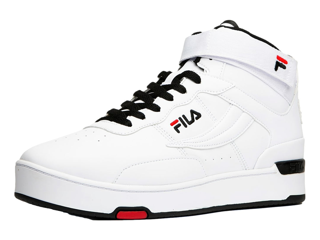 Tenis FILA blancos de corte alto con detalles en negro y rojo, cierre de agujetas y correa de velcro superior.
