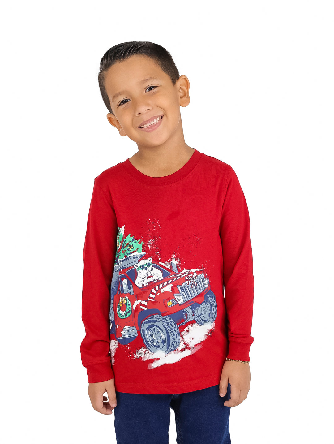 Niño vistiendo playera roja de manga larga con estampado de camioneta y perro blanco.