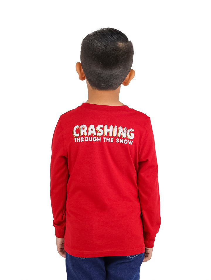 Niño vistiendo playera roja de manga larga con estampado de camioneta y perro blanco.