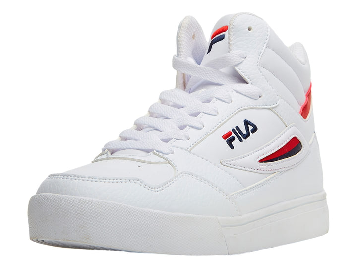 Tenis deportivos FILA blancos con detalles en azul marino y rojo, vista lateral.