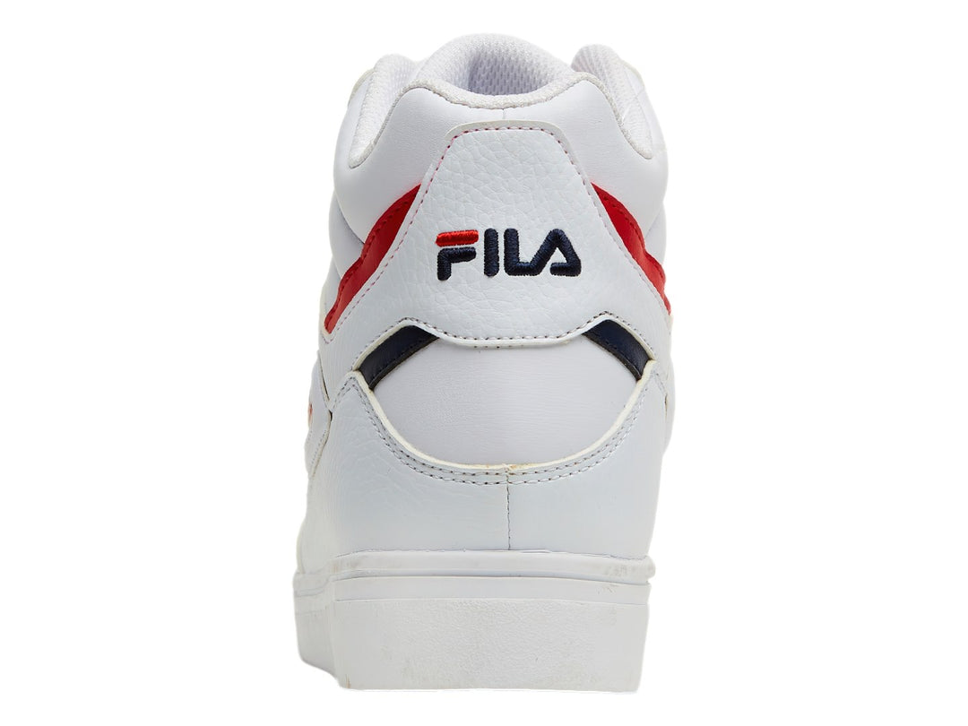 Tenis deportivos FILA blancos con detalles en azul marino y rojo, vista lateral.