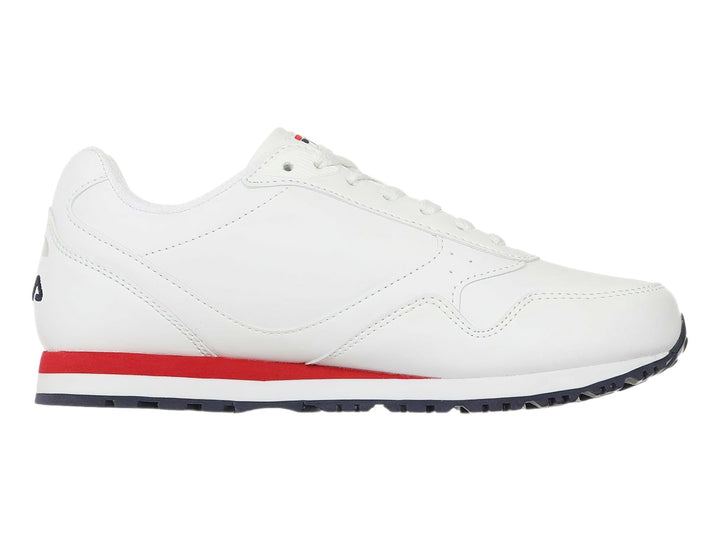 Tenis FILA Memento blancos con franja roja en la entresuela y suela azul marino.