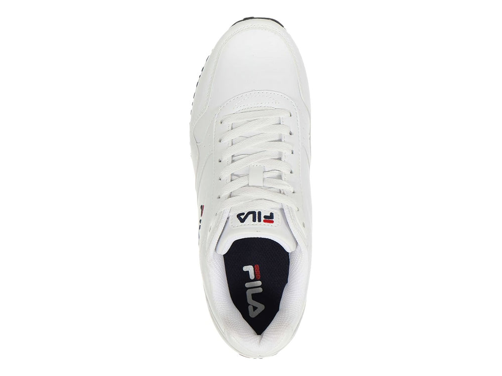 Tenis FILA Memento blancos con franja roja en la entresuela y suela azul marino.