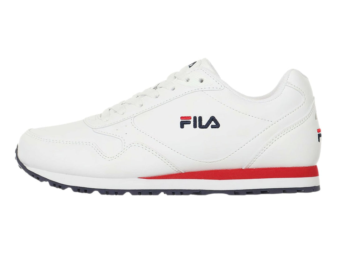 Tenis FILA Memento blancos con franja roja en la entresuela y suela azul marino.